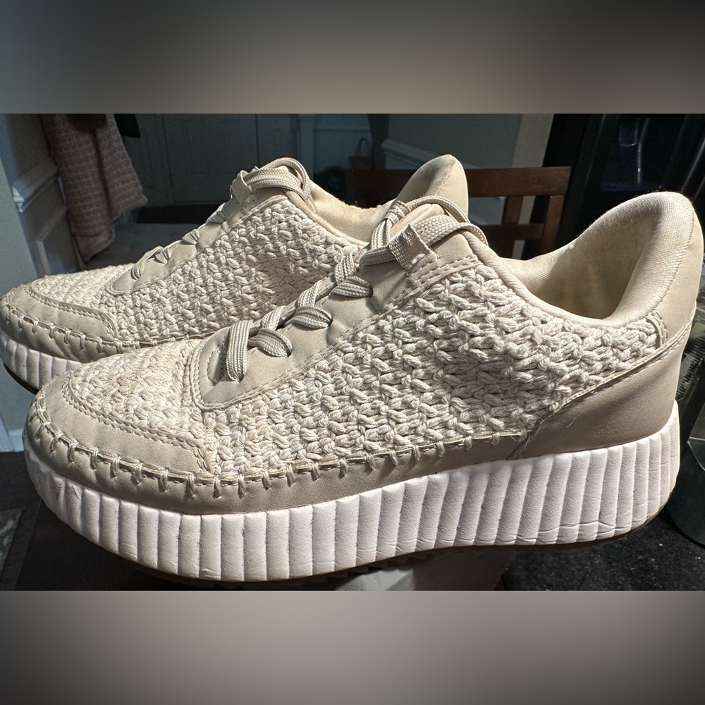 Dolce Vita Cream Sneakers super cute
